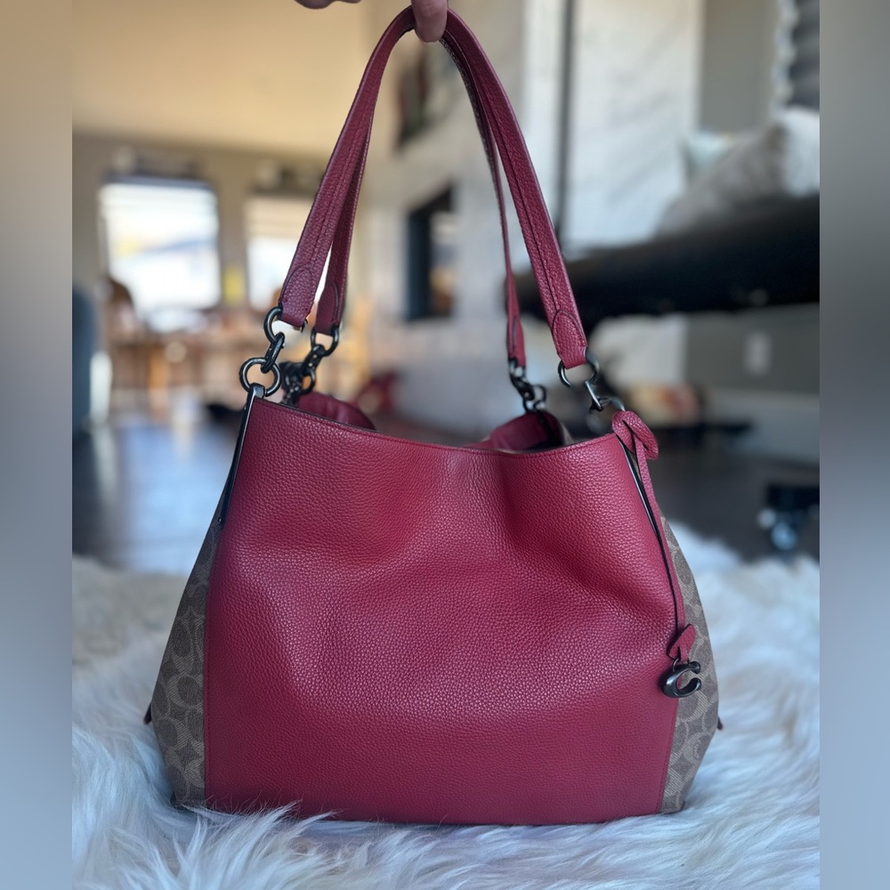 ✨🤩COACH Candy Apple Red Dalton 31 In Jacquard Signature Hobo Bag 💼